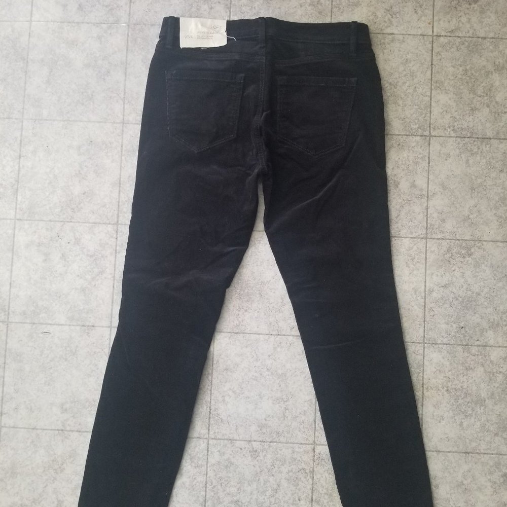 Loft 27/4 Midern skinny velvet jean in black.